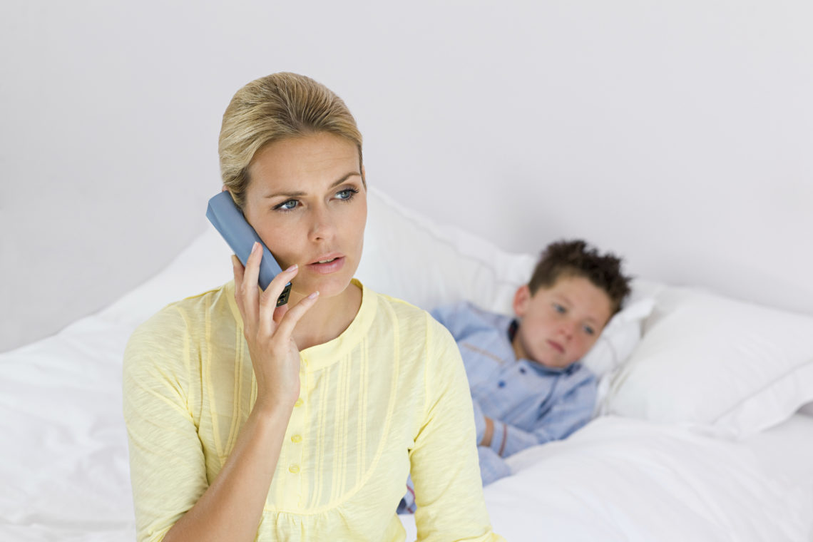 Вызов врача на дом температура. Женщина с больным ребенком. Мама вызывает врача. Мать с больным младенцем мобильник.